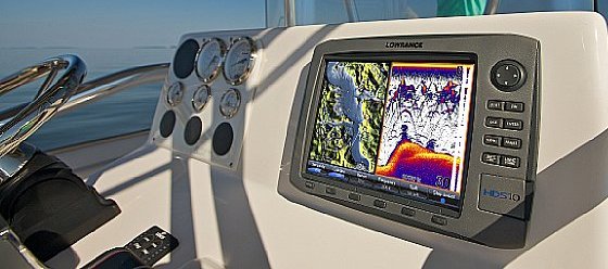 Lowrance HDS-10 indbygget i skottet